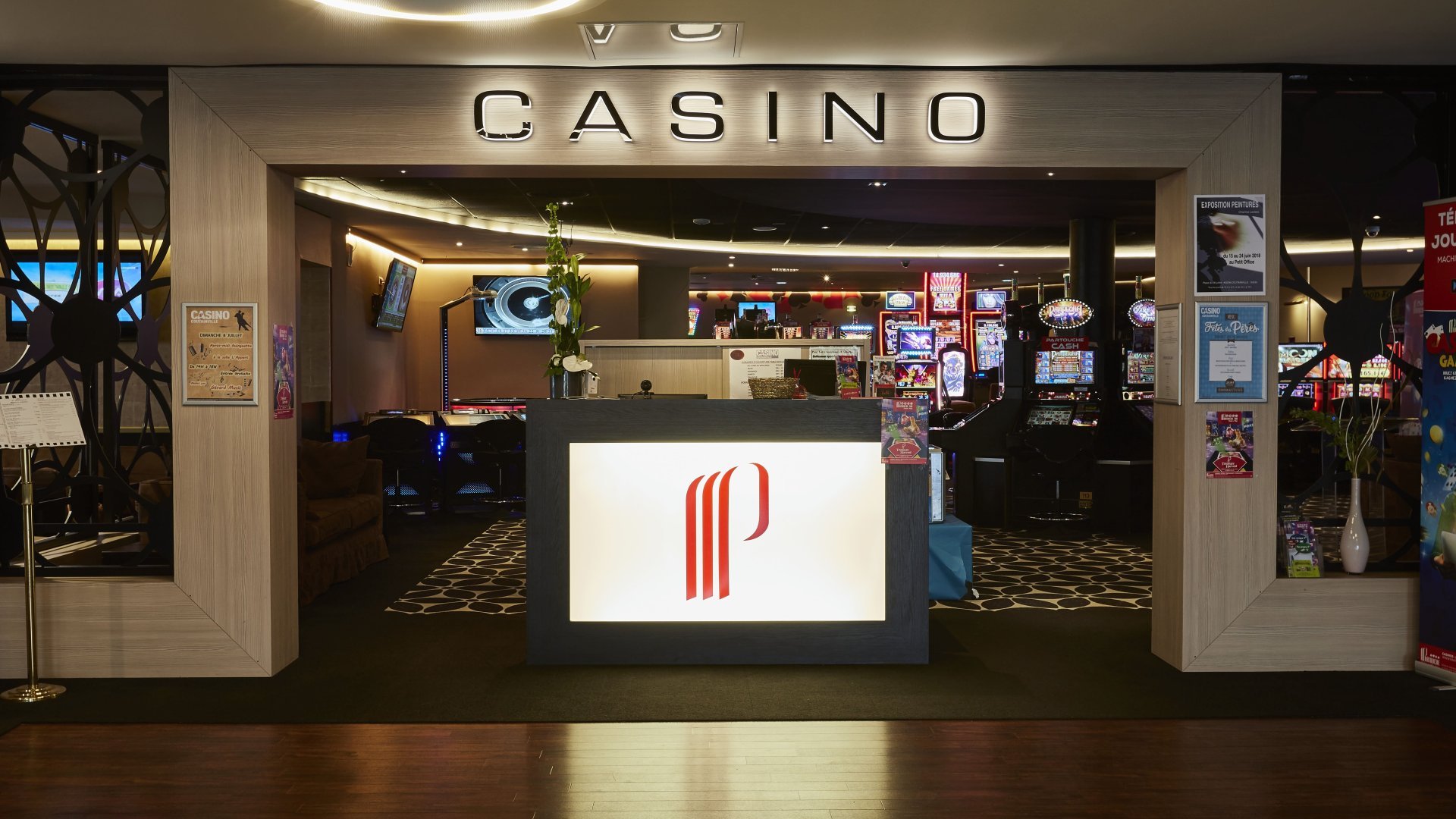 Accueil chaleureux au Casino Partouche Agon-Coutainville : une expérience conviviale dès votre arrivée.