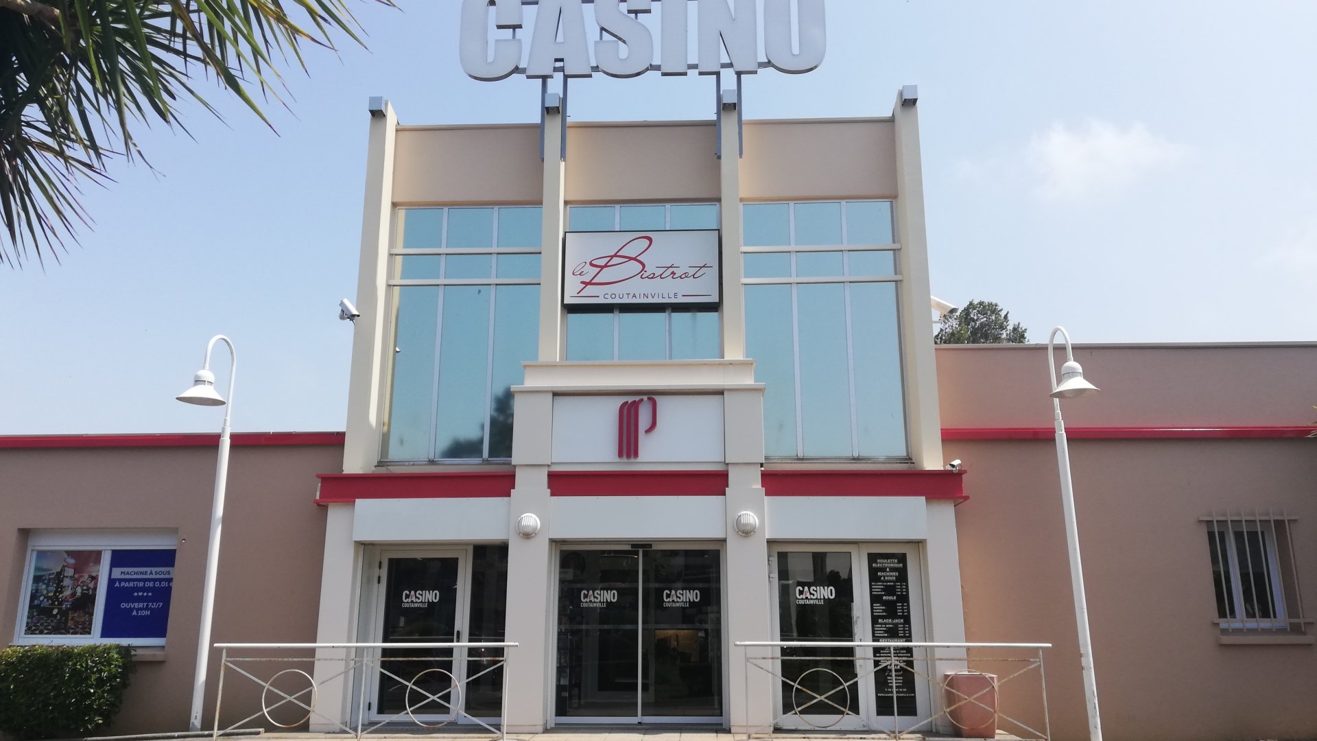 Façade du Casino Partouche Agon-Coutainville la nuit, un lieu incontournable pour vos moments de divertissement en Normandie.